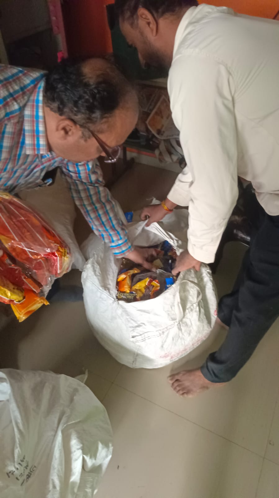 अन्न व औषध प्रशासनाचे छापे  चुंचाळे शिवारात लाखोंचा गुटखा जप्त