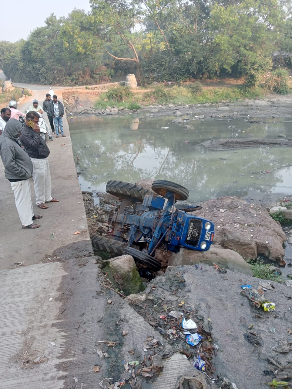 वालदेवी पुलावर ट्रॅक्टर आणि बैलगाडी नदीत कोसळली