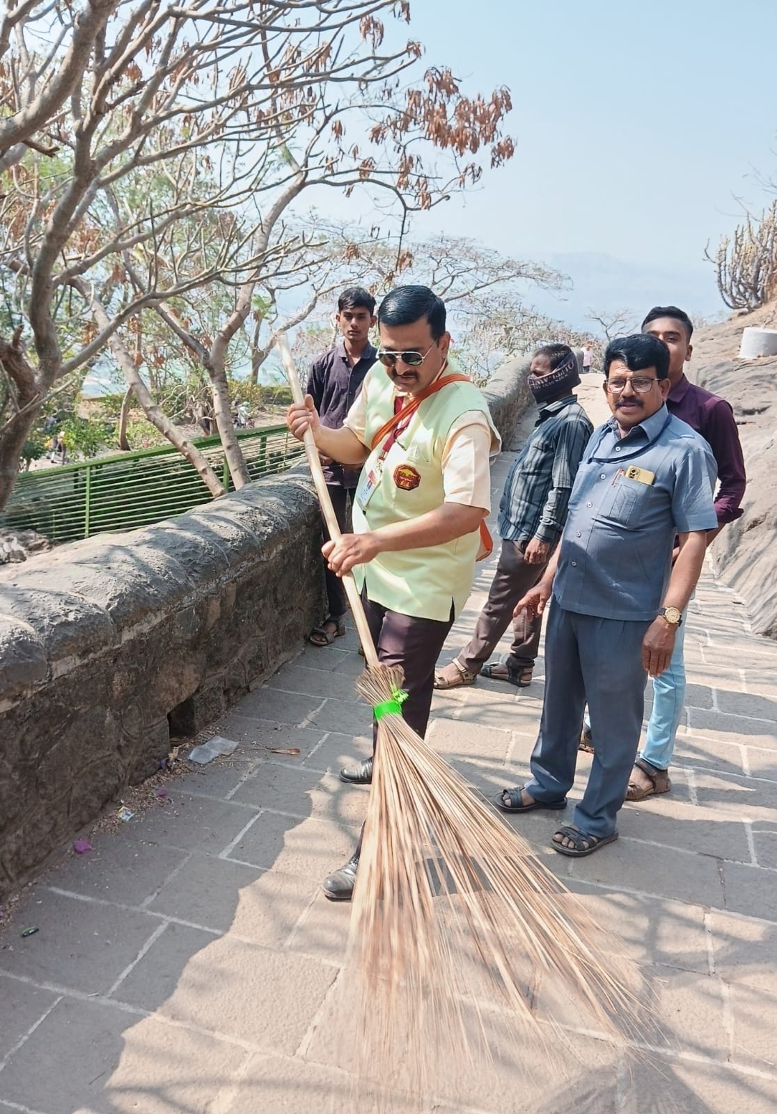 शिवनेरी गडावर विद्यार्थ्यांची स्वच्छता मोहीम ● उपक्रम - पाटील विद्यालयाने शैक्षणिक सहलीतून दिला स्वच्छतेचा संदेश