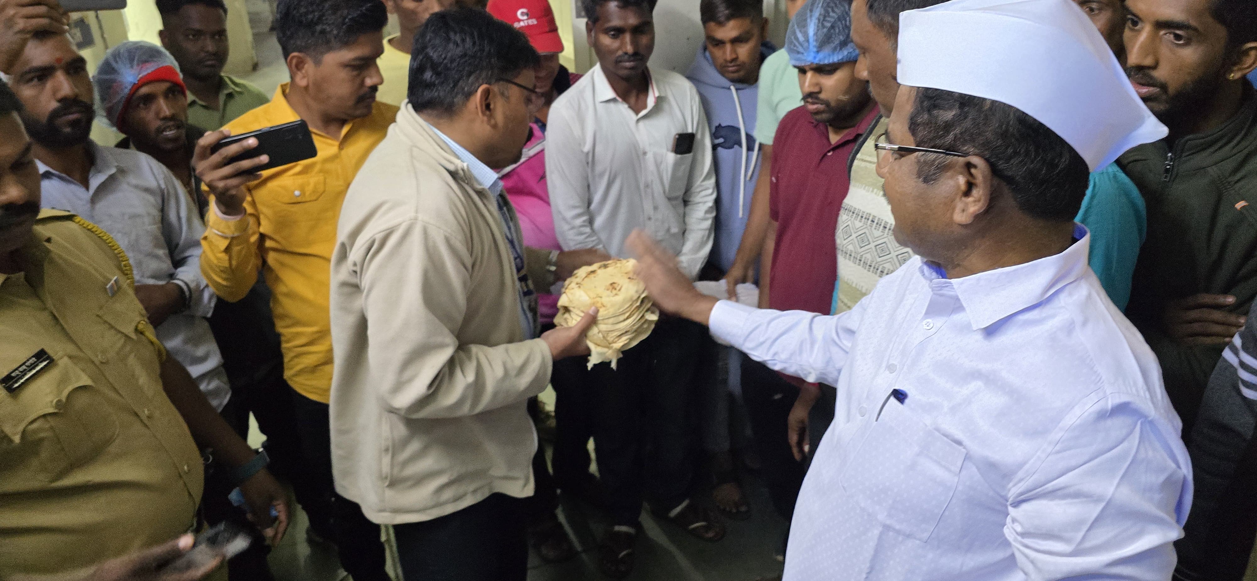 आदिवासी विद्यार्थ्यांच्या जीवाशी खेळ  आमदार हिरामण खोसकर संतापले