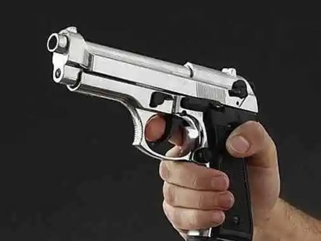 नाशिक हादरले : भरदिवसा दरोडा , बुलेटवर आले आणि पिस्तुलाचा धाक दाखवून ३० तोळे सोने नेले 