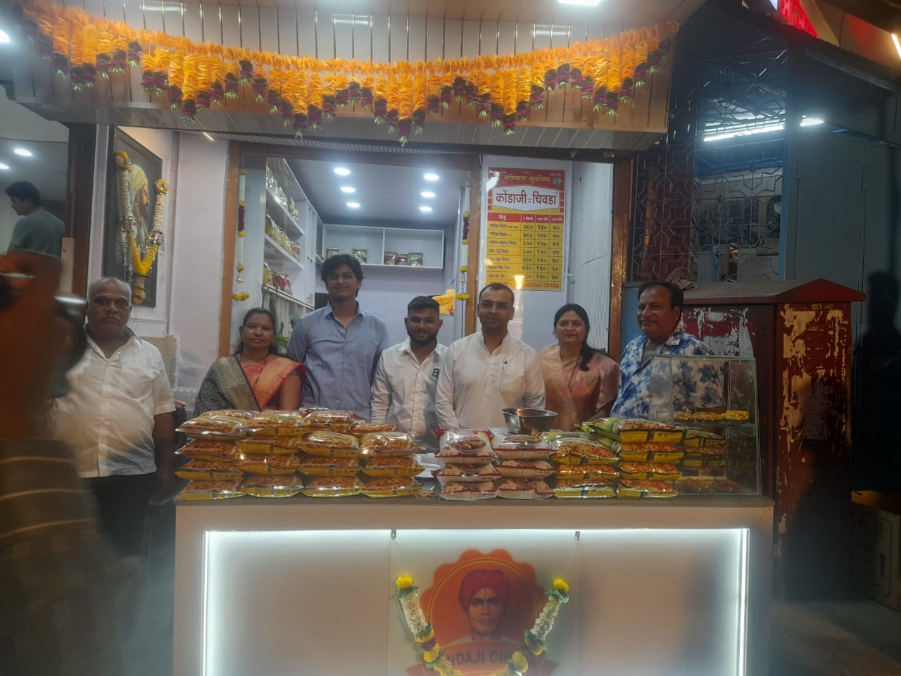 नाशिक : १०० वर्षांपासून ग्राहकांची पसंती ; कोंडाजी चिवड्याची नवी शाखा रविवार कारंजावर सुरु 
